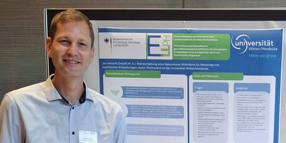 Foto: Jan-Hendrik Ortloff neben seinem Poster auf der GfHf Tagung 2025