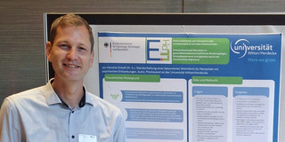 Foto: Jan-Hendrik Ortloff neben seinem Poster auf der GfHf Tagung 2025
