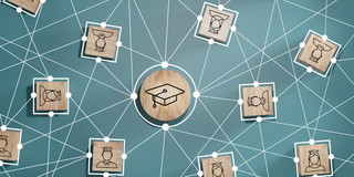 Student Icons Männliche und weibliche Studierenden-Icons, welche miteinander und einem mittig angeordnetem Graduiertenhut vernetzt sind.