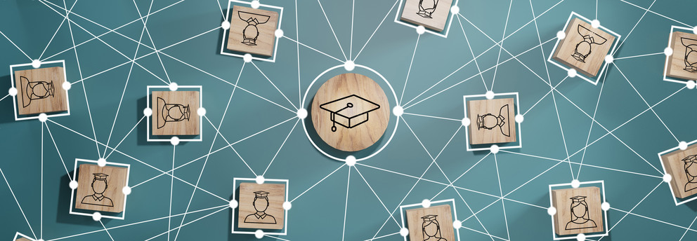 Student Icons Männliche und weibliche Studierenden-Icons, welche miteinander und einem mittig angeordnetem Graduiertenhut vernetzt sind.