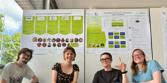 Von links nach rechts: Maik Ilmenau, Ann-Kathrin Schierok, Sabine Lauer und Alina Breitzke vor dem Poster.